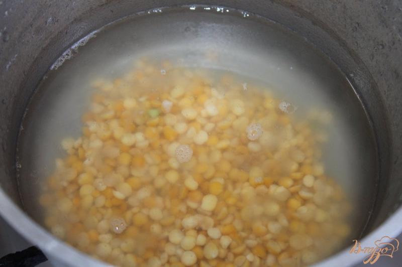 Фото приготовление рецепта: Суп пюре с гороха с окорочком и сырными гренками шаг №2