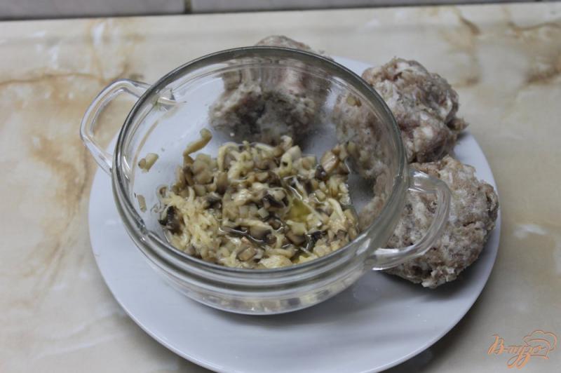 Фото приготовление рецепта: Свиные зразы с грибами и сыром шаг №5