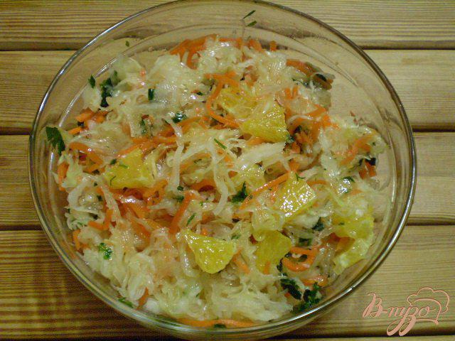 Фото приготовление рецепта: Салат из капусты, моркови и апельсина шаг №5