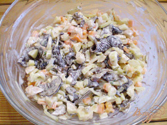 Фото приготовление рецепта: Салат с древесными грибами шаг №7