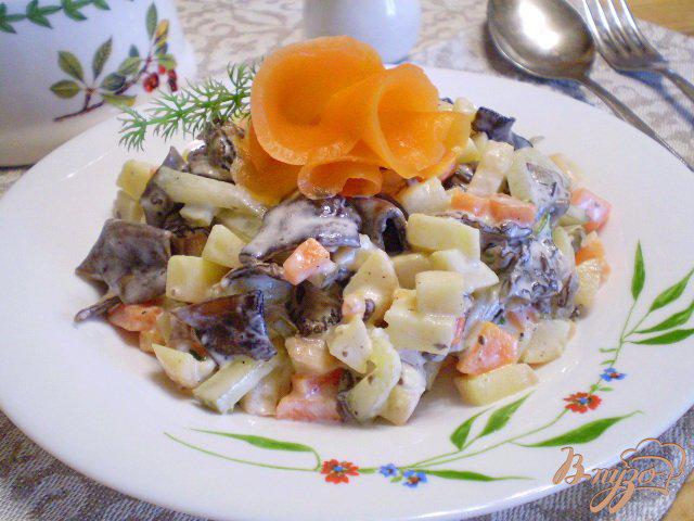 Фото приготовление рецепта: Салат с древесными грибами шаг №8