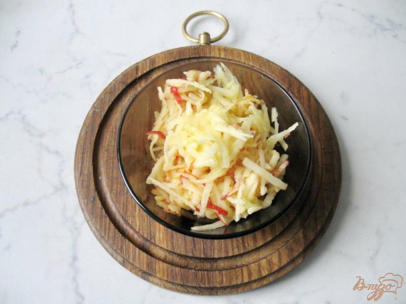Фото приготовление рецепта: Салат из капусты с яблоком шаг №3