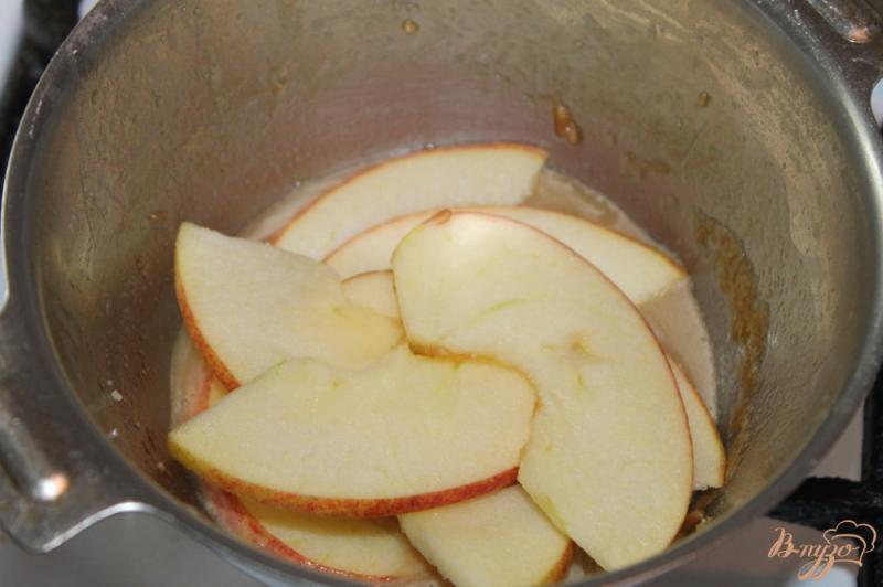 Фото приготовление рецепта: Классический французский десерт с яблоками шаг №4