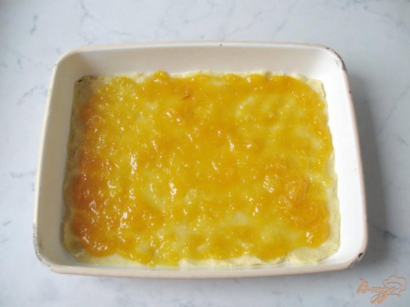 Фото приготовление рецепта: Тертый пирог с апельсиновым джемом и корицей шаг №7