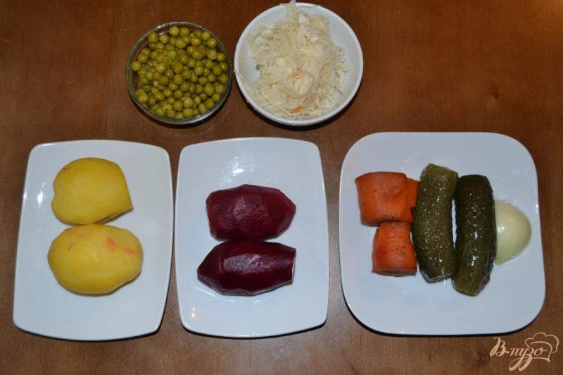 Фото приготовление рецепта: Салат Винегрет с зеленым горошком и кислой капустой шаг №1
