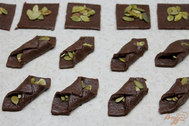 Фото приготовление рецепта: Шоколадное печенье с тыквенными семечками шаг №5
