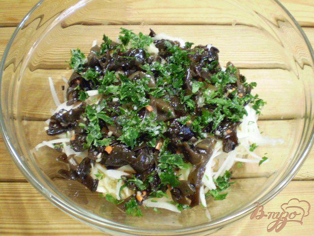 Фото приготовление рецепта: Салат с китайскими грибами и квашенной капустой. шаг №4