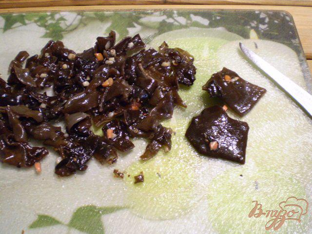 Фото приготовление рецепта: Салат с китайскими грибами и квашенной капустой. шаг №3