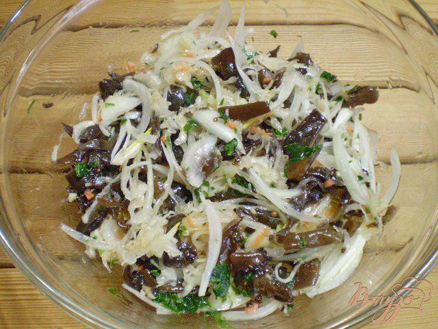 Фото приготовление рецепта: Салат с китайскими грибами и квашенной капустой. шаг №5