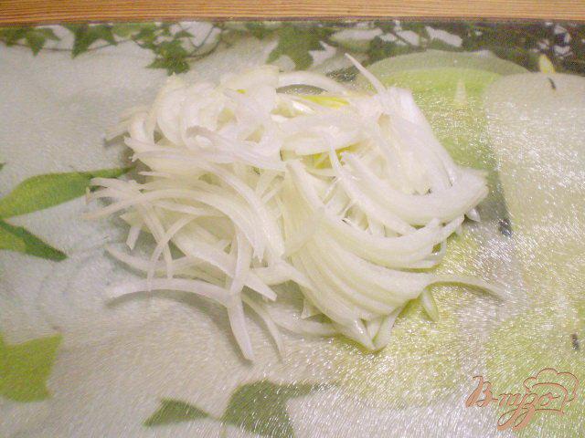 Фото приготовление рецепта: Салат с китайскими грибами и квашенной капустой. шаг №2
