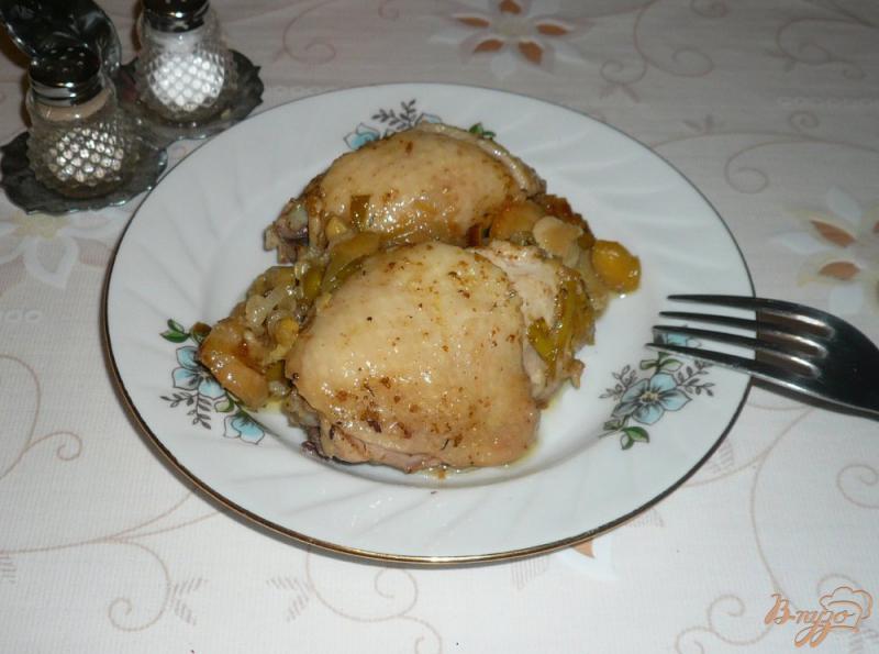 Фото приготовление рецепта: Курица с луком пореем шаг №7