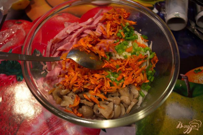 Фото приготовление рецепта: Капустный салат с ветчиной и грибами шаг №6