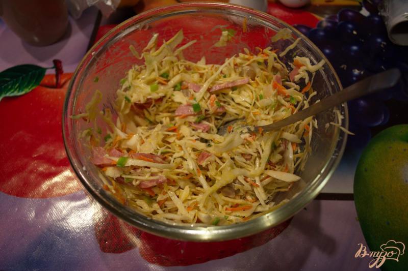 Фото приготовление рецепта: Капустный салат с ветчиной и грибами шаг №7