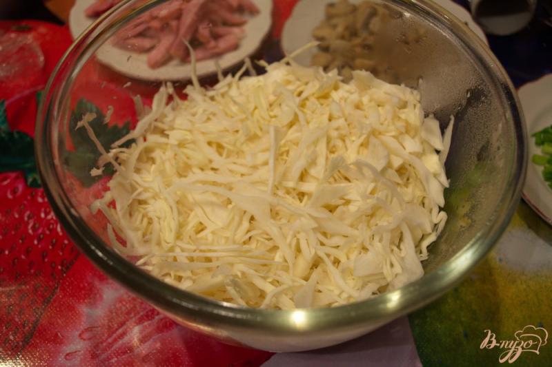 Фото приготовление рецепта: Капустный салат с ветчиной и грибами шаг №5