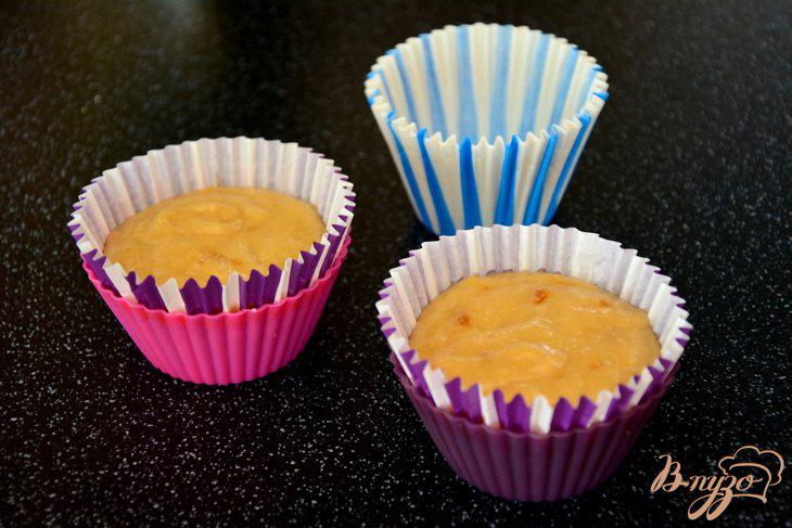 Фото приготовление рецепта: Кексы с печеньем и карамельным соусом шаг №7