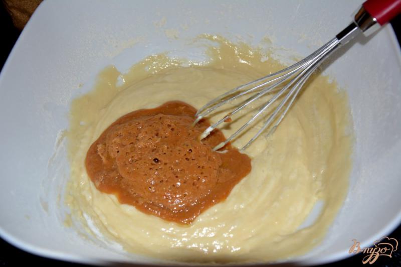 Фото приготовление рецепта: Кексы с печеньем и карамельным соусом шаг №5