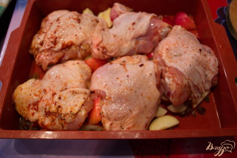 Фото приготовление рецепта: Куриные бедрышки на подушке из яблок и изюма шаг №5