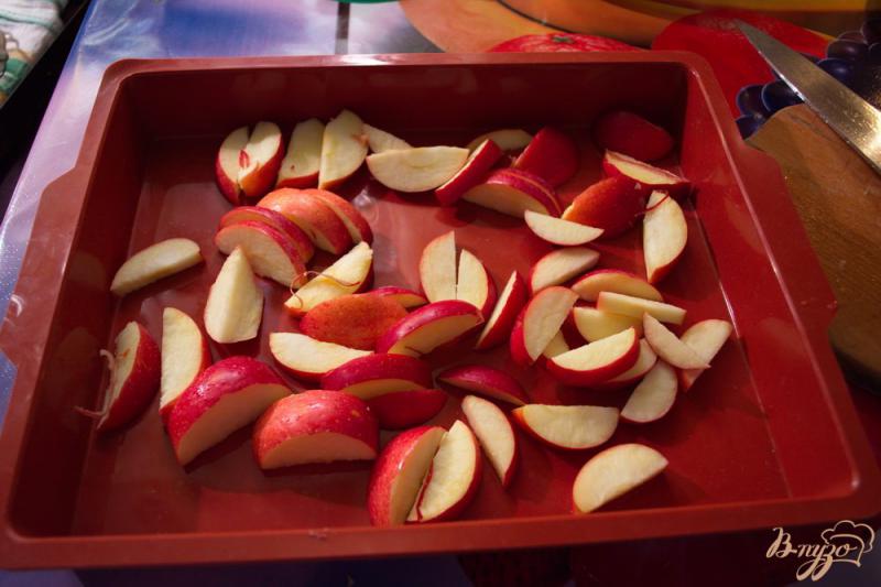 Фото приготовление рецепта: Куриные бедрышки на подушке из яблок и изюма шаг №2