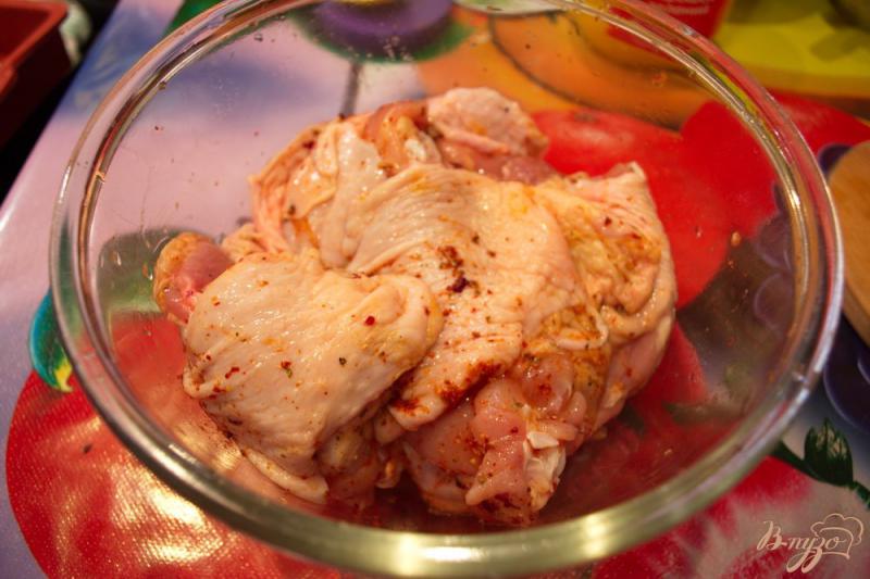 Фото приготовление рецепта: Куриные бедрышки на подушке из яблок и изюма шаг №4