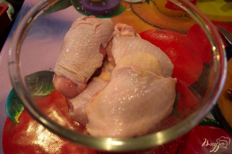 Фото приготовление рецепта: Куриные бедрышки на подушке из яблок и изюма шаг №3