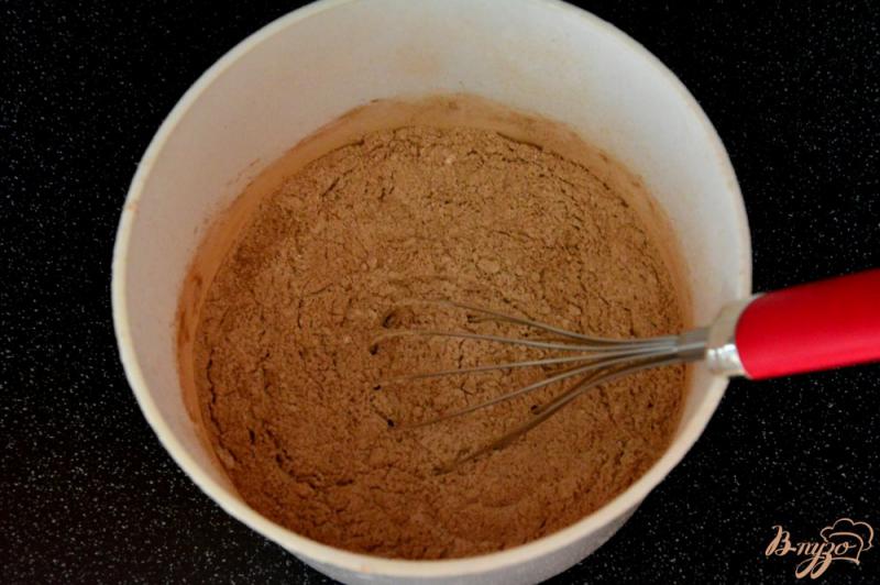 Фото приготовление рецепта: Шоколадный торт на раз, два, три шаг №2