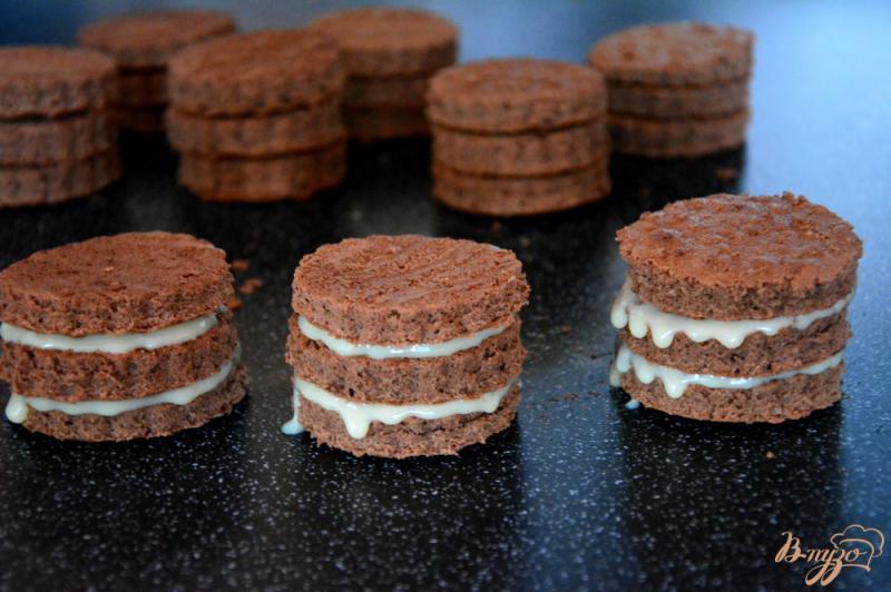 Фото приготовление рецепта: Шоколадные пирожные с кумкватами шаг №9