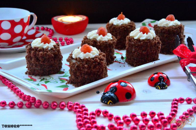 Фото приготовление рецепта: Шоколадные пирожные с кумкватами шаг №12