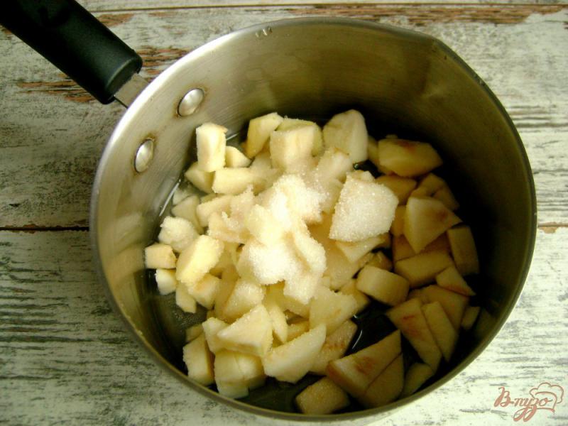 Фото приготовление рецепта: Жареные дрожжевые пирожки с яблоками и шоколадом шаг №6