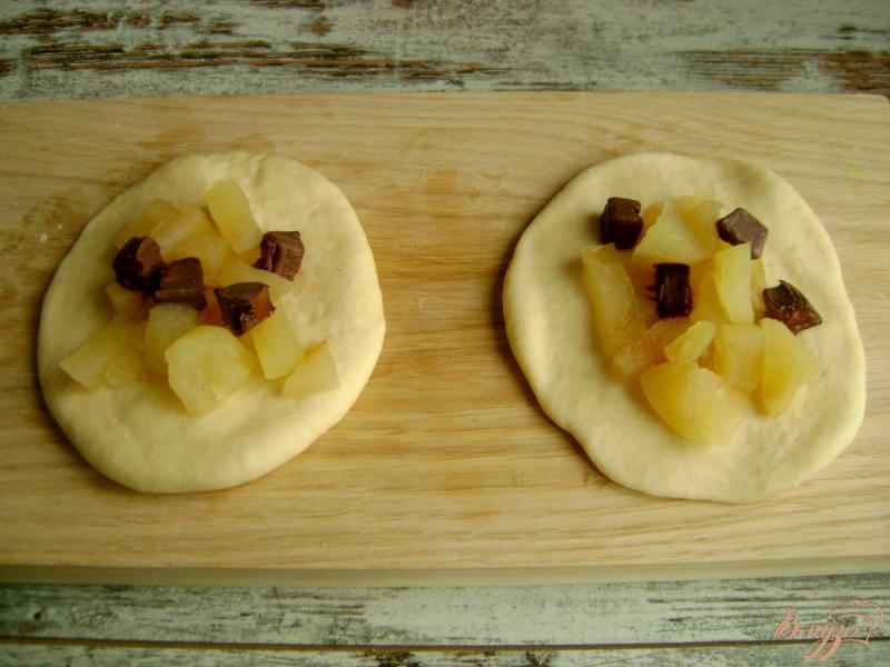 Фото приготовление рецепта: Жареные дрожжевые пирожки с яблоками и шоколадом шаг №8