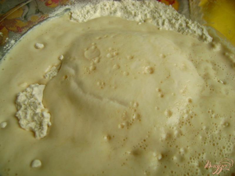 Фото приготовление рецепта: Жареные дрожжевые пирожки с яблоками и шоколадом шаг №3
