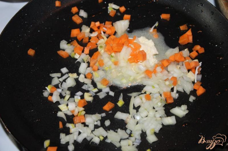 Фото приготовление рецепта: Сырный супчик с овощами шаг №4