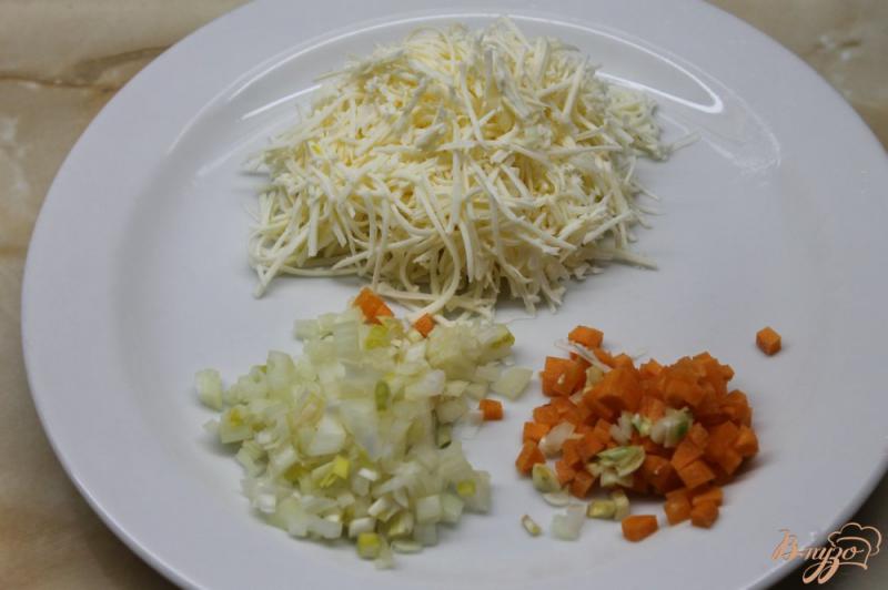 Фото приготовление рецепта: Сырный супчик с овощами шаг №3