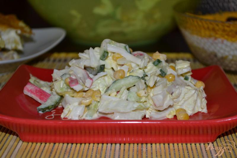 Фото приготовление рецепта: Салат с крабовыми палочками и пекинской капустой шаг №8