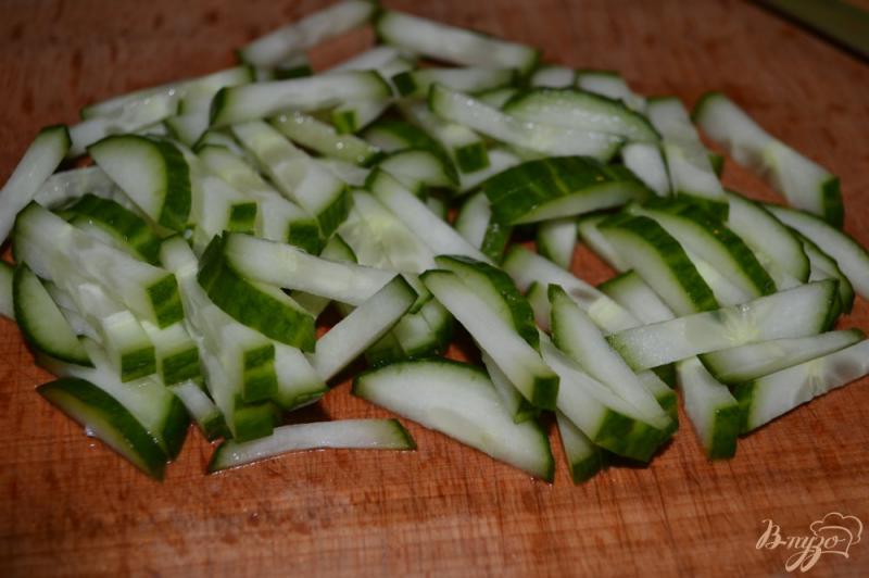 Фото приготовление рецепта: Салат с крабовыми палочками и пекинской капустой шаг №4