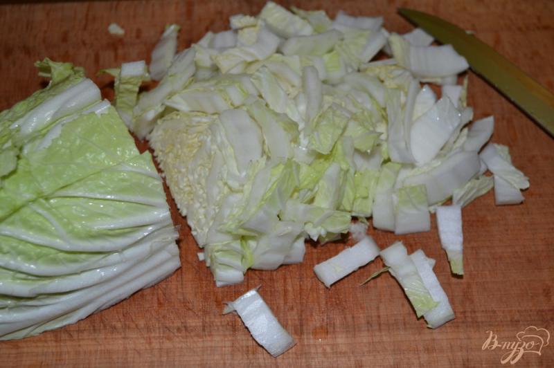Фото приготовление рецепта: Салат с крабовыми палочками и пекинской капустой шаг №2
