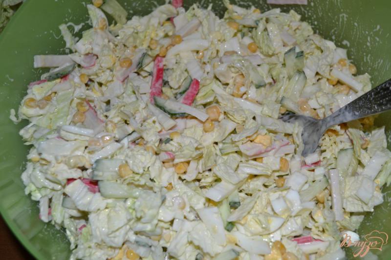 Фото приготовление рецепта: Салат с крабовыми палочками и пекинской капустой шаг №7