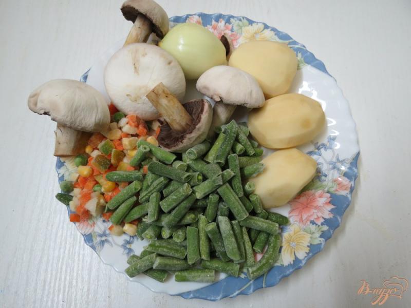 Фото приготовление рецепта: Суп со спаржевой фасолью и грибами шаг №1