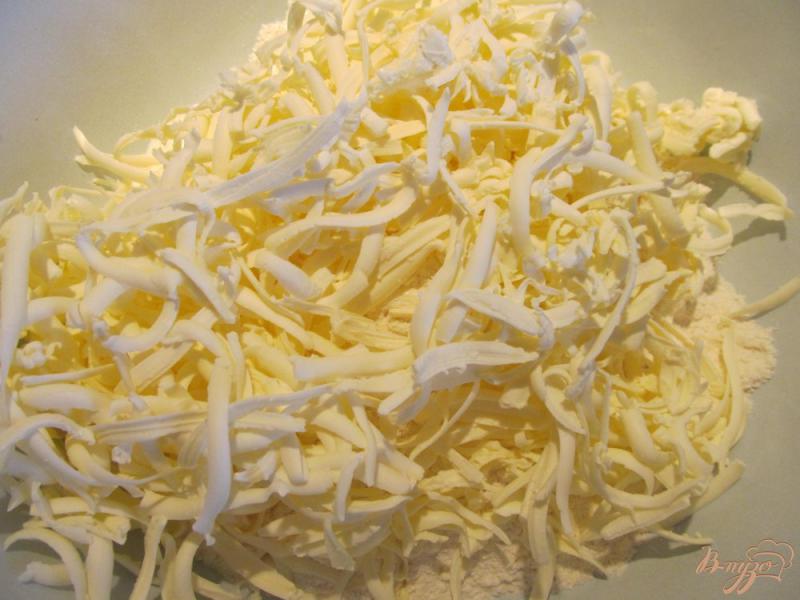 Фото приготовление рецепта: Пирог «Галета с омлетом, колбасой и сыром» шаг №1
