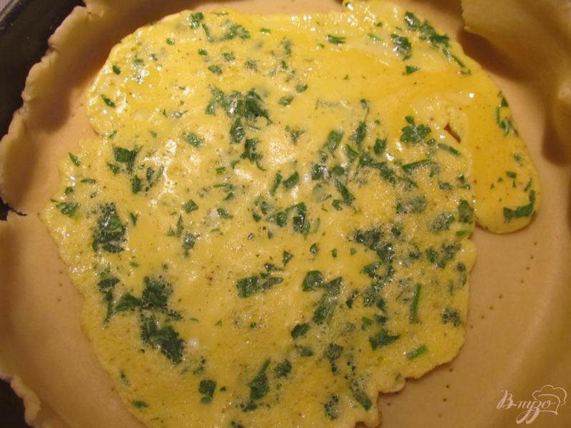 Фото приготовление рецепта: Пирог «Галета с омлетом, колбасой и сыром» шаг №7