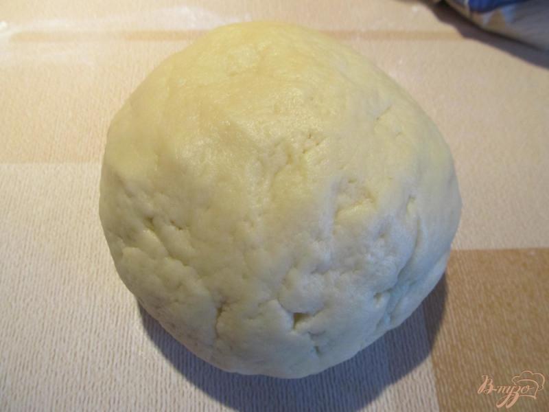 Фото приготовление рецепта: Пирог «Галета с омлетом, колбасой и сыром» шаг №3