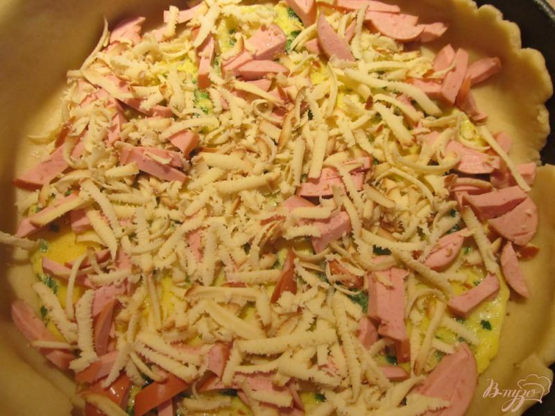 Фото приготовление рецепта: Пирог «Галета с омлетом, колбасой и сыром» шаг №8
