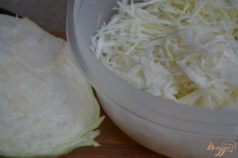 Фото приготовление рецепта: Капустный салат с горячей заправкой шаг №1