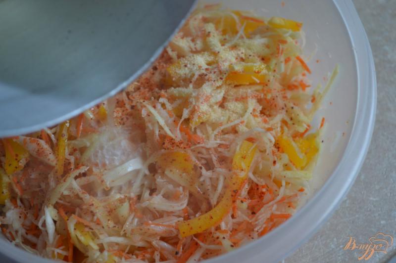 Фото приготовление рецепта: Капустный салат с горячей заправкой шаг №5