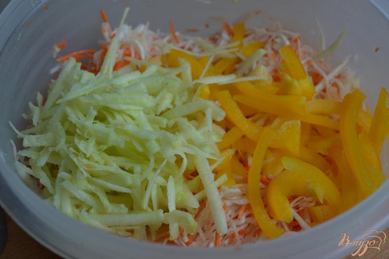 Фото приготовление рецепта: Капустный салат с горячей заправкой шаг №3