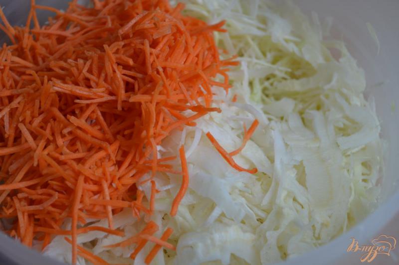 Фото приготовление рецепта: Капустный салат с горячей заправкой шаг №2