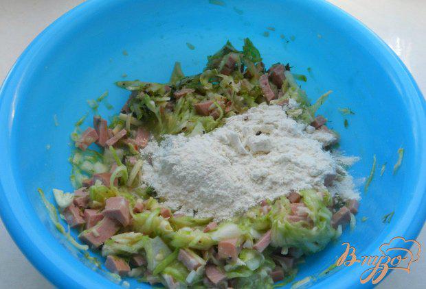 Фото приготовление рецепта: Кабачковые оладьи с сыром и колбасой шаг №4