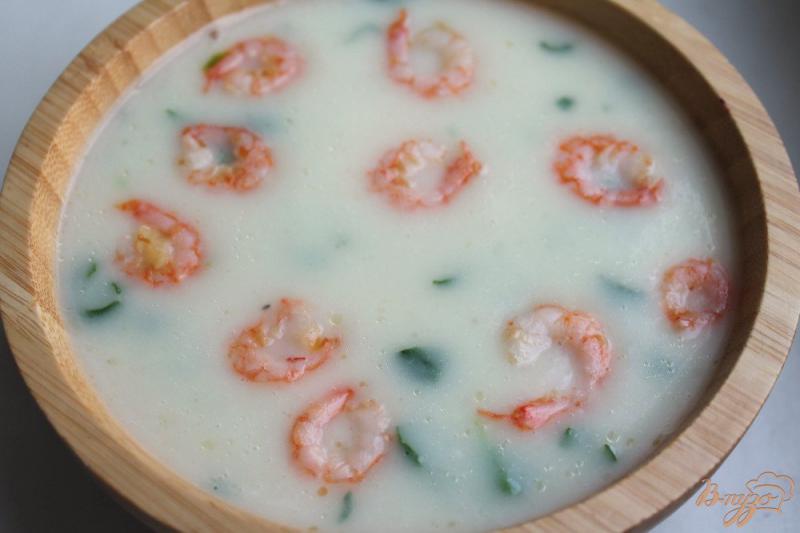 Фото приготовление рецепта: Сырный суп с креветками шаг №7