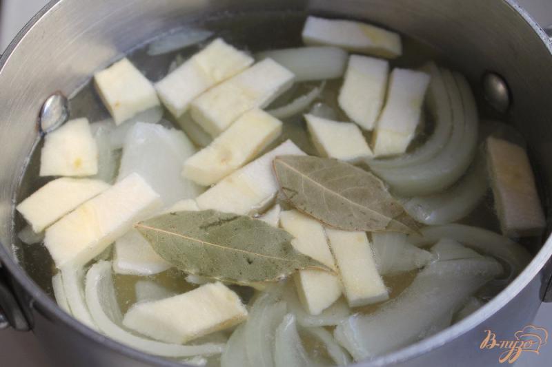 Фото приготовление рецепта: Сырный суп с креветками шаг №3
