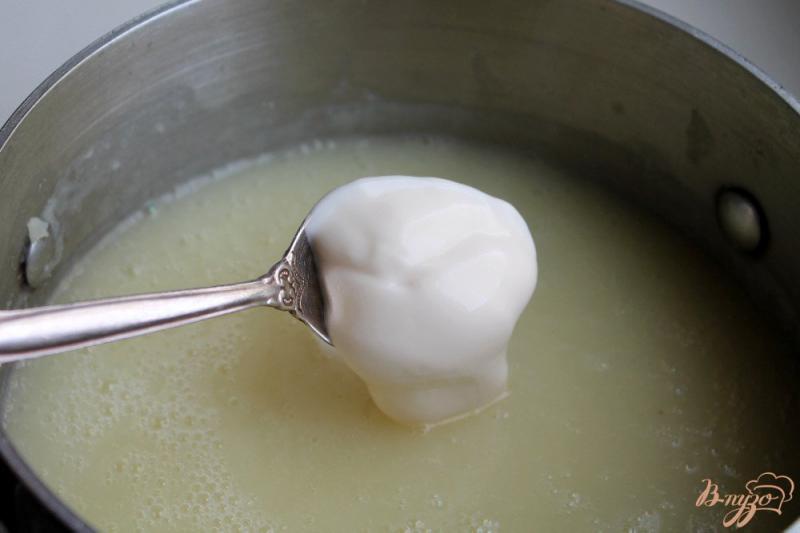 Фото приготовление рецепта: Сырный суп с креветками шаг №4