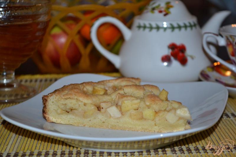 Фото приготовление рецепта: Песочный пирог с яблоками и корицей шаг №11
